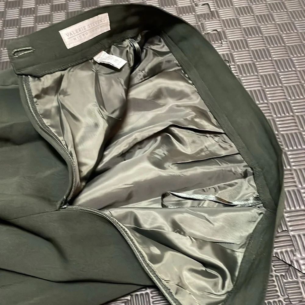 Valerie steven’s micro touch olive green skirt size 4 zipper back